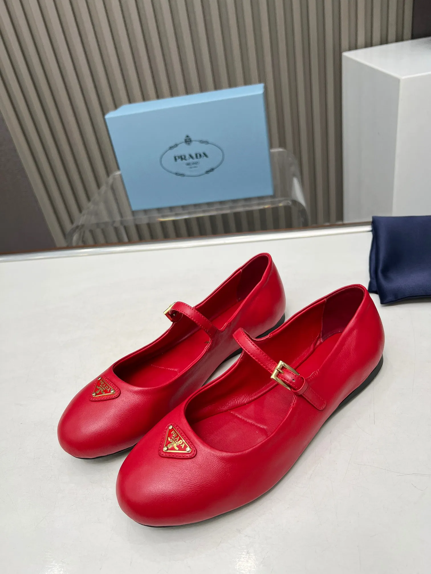 440💰 PRADA💝💝24 years💯💯💯New British Style Dancing💃 Shoes Small Leather Loafers - Retro Fashion Classic Items A new product created at the first major show of Paris Fashion Week. The inspiration is cleverly combined with the perfect shoe shape by D's main designer. With brand buckles, it is more fashionable. Upper: imported mixed sheepskin inner lining: lambskin lining Sole: Original [Fireworks][Fireworks] 1:1 molded rubber foam sole Size: 35-41 yards